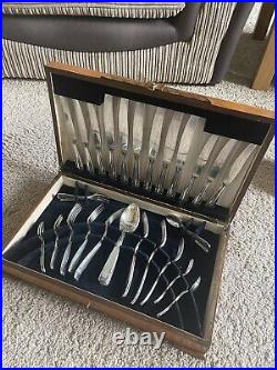 Beautiful Silver Plated Carl Mertens 42 Piece Cutlery Set Service in Oak Case