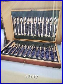 Elegant twelve piece silver plated canteen fish service by Roberts & Belk