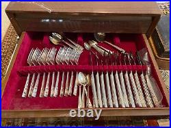HAMPTON COURT Design ONEIDA COMMUNITY Plated Silver 99 Piece Canteen of Cutlery