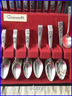 Oneida, Community Plate Coronation Silverware 60 Pieces silverplate flatware set